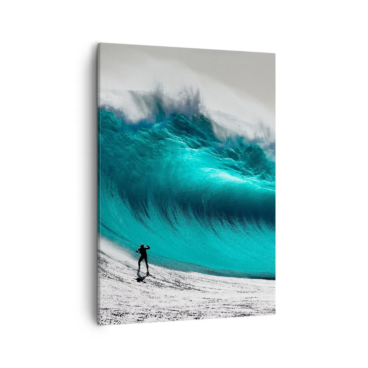 Obraz na płótnie - Osoba stojąca na plaży naprzeciw gigantycznej turkusowej fali - 50x70cm - Wyzwanie przyjęte - Nowoczesna dekoracja ścienna do salonu, kuchni i sypialni ARTTOR