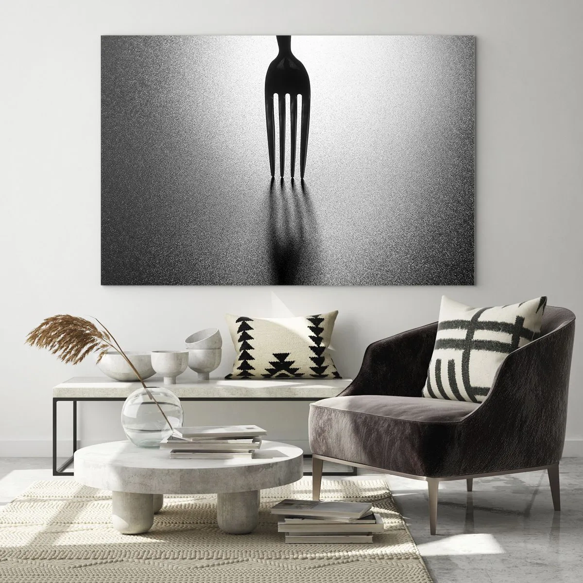 Obraz na szkle - Widelec rzucający cień w minimalistycznej czarno-białej kompozycji - 70x50cm - Światło i cień - Nowoczesna dekoracja ścienna do salonu i sypialni ARTTOR