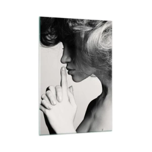 Obraz na szkle - Profil kobiety w czarno-białym ujęciu z gestem ciszy - 70x100cm - Zasłuchana w sobie - Nowoczesna dekoracja ścienna do salonu i sypialni ARTTOR