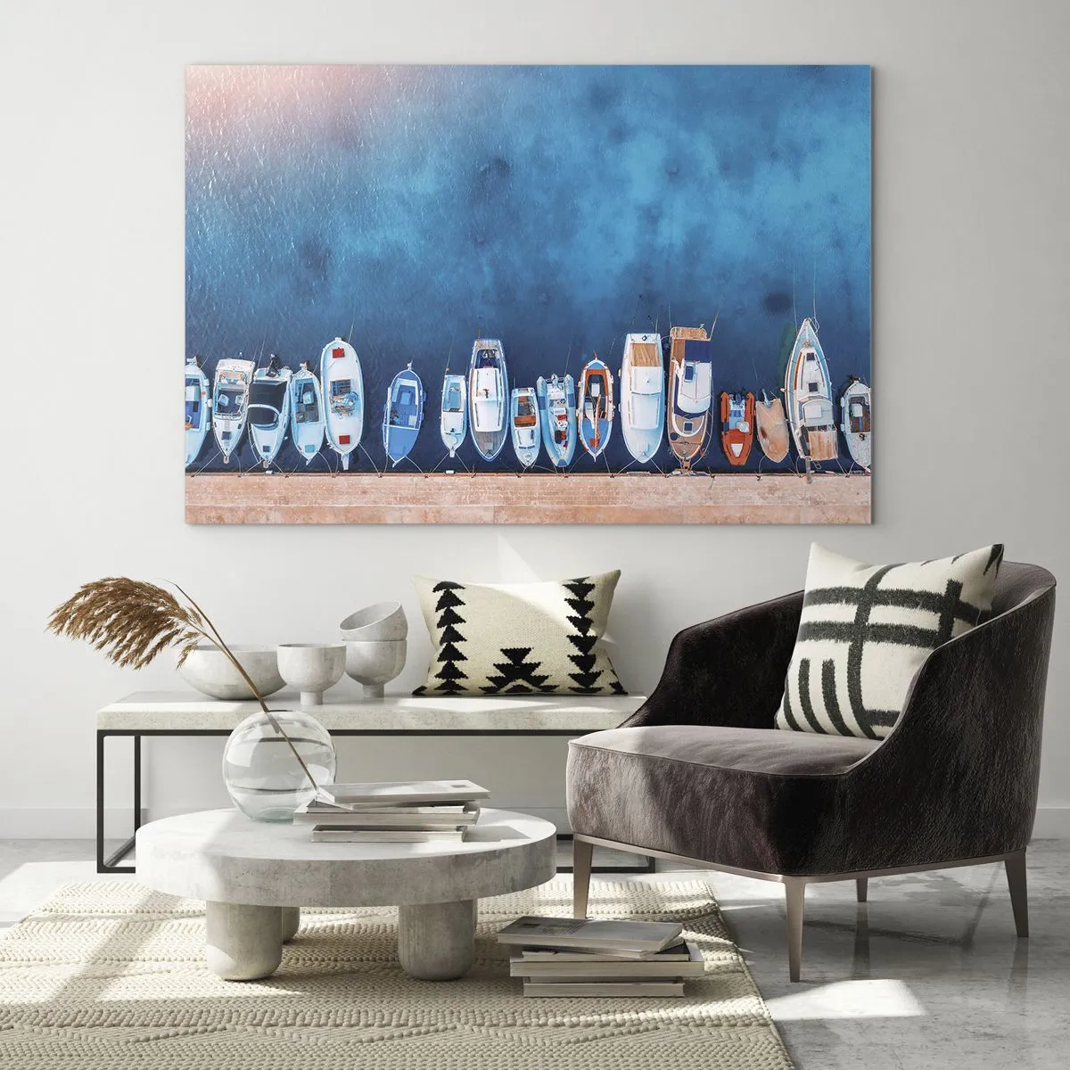 Obraz na szkle - Łodzie przycumowane do brzegu widziane z lotu ptaka - 70x50cm - W jednym rzędzie - Nowoczesna dekoracja ścienna do salonu i sypialni ARTTOR