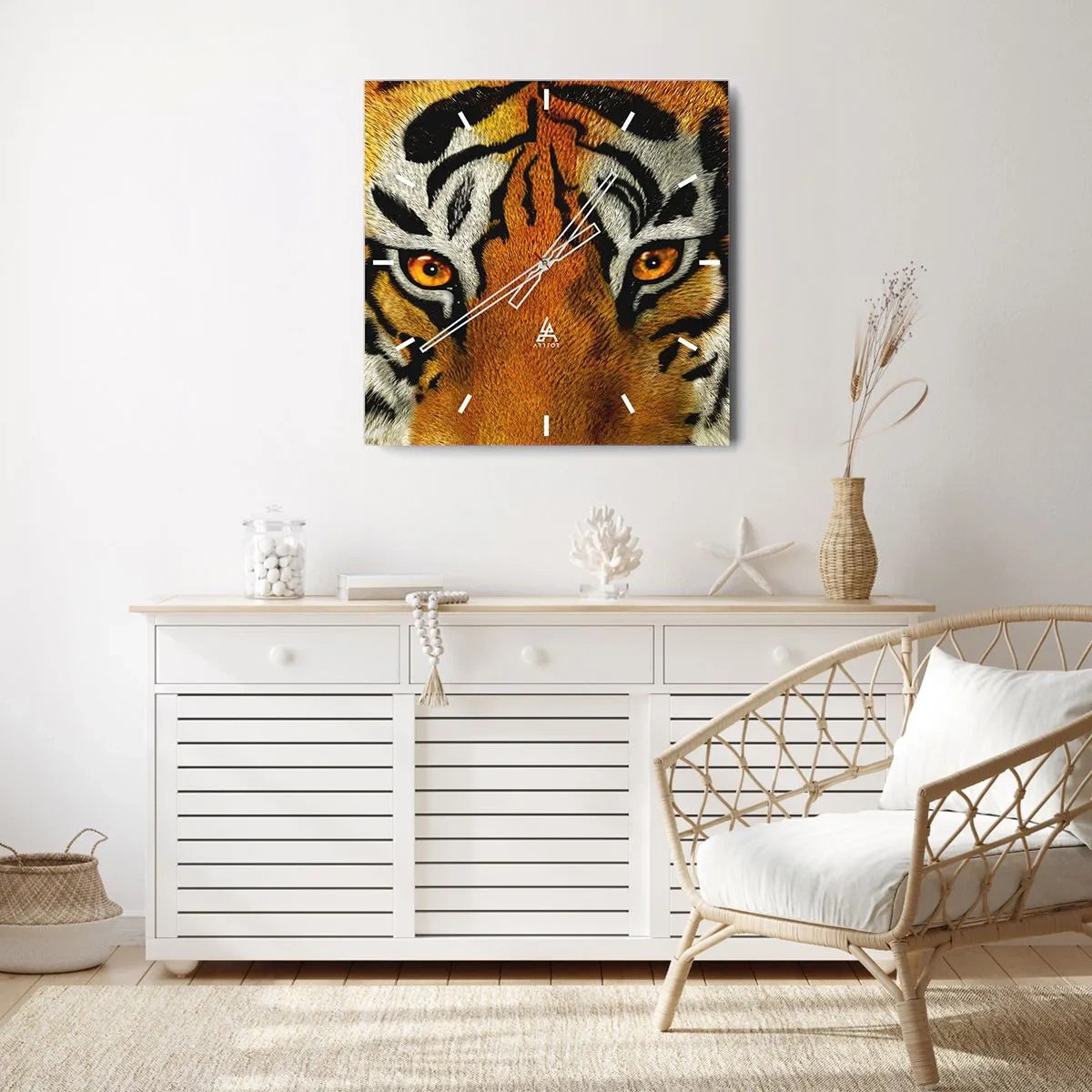 Zegar ścienny - Portret tygrysa z intensywnym spojrzeniem w zbliżeniu - 30x30cm - Groźny i piękny - Nowoczesna dekoracja ścienna do salonu i sypialni ARTTOR