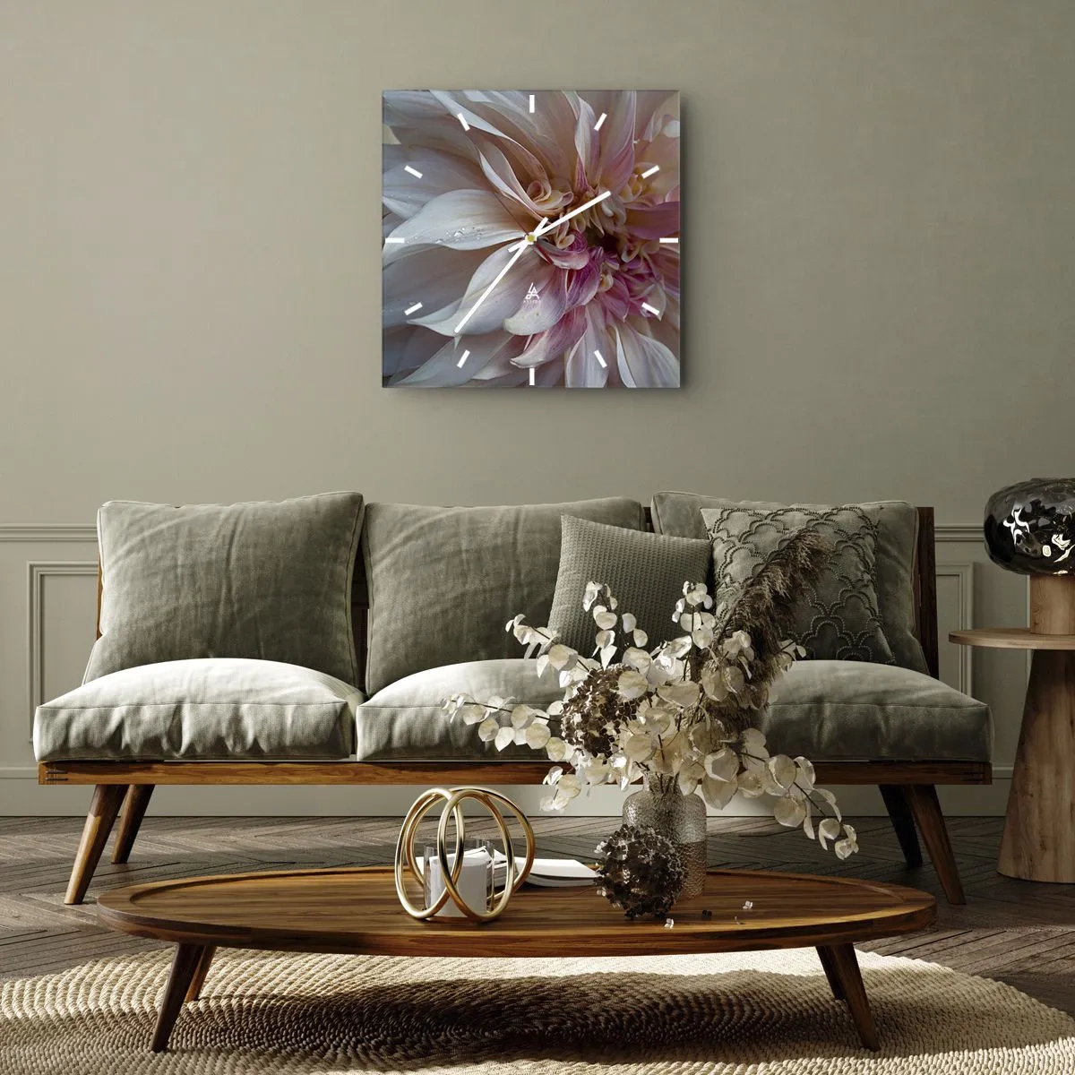 Zegar ścienny - Zbliżenie na delikatne płatki różowego kwiatu z kroplami wody - 30x30cm - Kwitnąca świeżość - Nowoczesna dekoracja ścienna do salonu i sypialni ARTTOR
