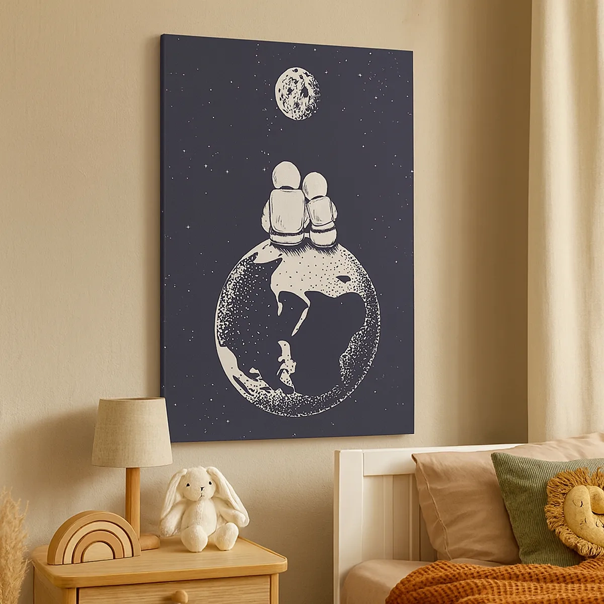 Obraz na płótnie - Minimalistyczna grafika przedstawiająca dwoje astronautów siedzących na Ziemi i patrzących na Księżyc - 50x70cm - Kosmiczne love story - Nowoczesna dekoracja ścienna do salonu, kuchni i sypialni ARTTOR