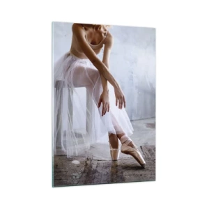 Obraz na szkle - Baletnica w tiulowej spódnicy odpoczywa w sali - 50x70cm - Zanim zabłysną światła rampy - Nowoczesna dekoracja ścienna do salonu, kuchni i sypialni ARTTOR