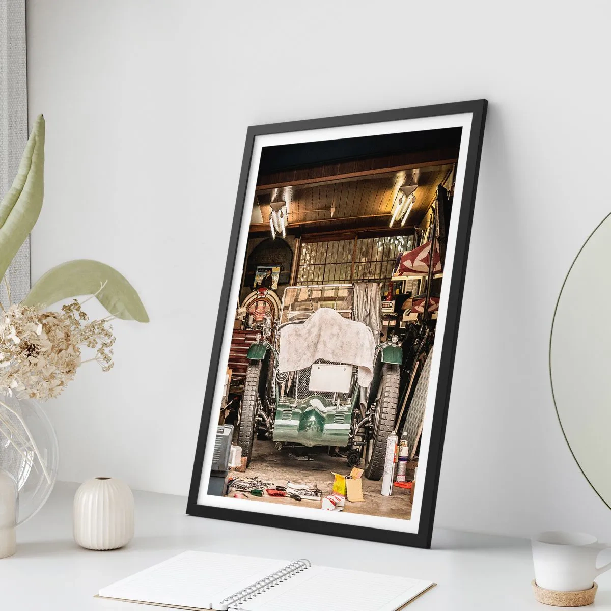Plakat w czarnej ramie - Zabytkowy samochód w garażu otoczony narzędziami - 50x70cm - Powrót do przeszłości - Nowoczesna dekoracja ścienna do salonu i sypialni ARTTOR