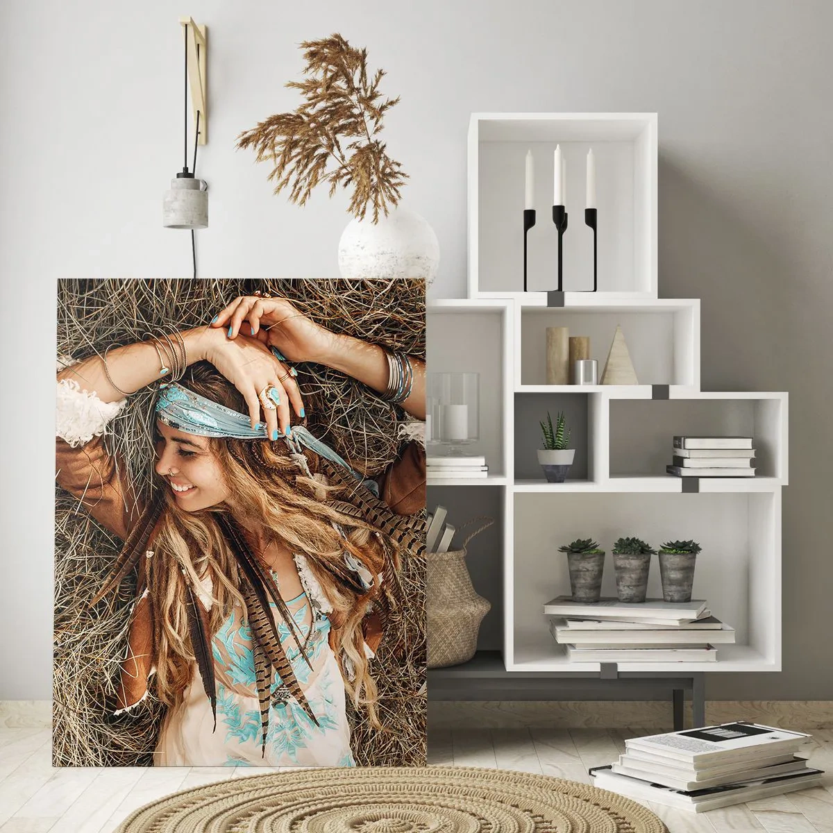 Obraz na szkle - Kobieta w stylu boho leżąca na sianie - 80x120cm - W drodze do lata miłości - Nowoczesna dekoracja ścienna do salonu i sypialni ARTTOR