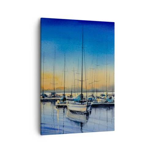 Obraz na płótnie - Marina z żaglówkami odbijającymi się w spokojnej wodzie o zachodzie słońca - 50x70cm - Koniec dobrego dnia - Nowoczesna dekoracja ścienna do salonu, kuchni i sypialni ARTTOR