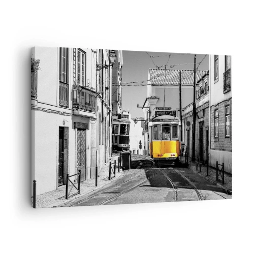Obraz na płótnie - Żółty tramwaj na ulicach Lizbony w monochromatycznej scenerii - 70x50cm - Duch Lizbony - Nowoczesna dekoracja ścienna do salonu i sypialni ARTTOR