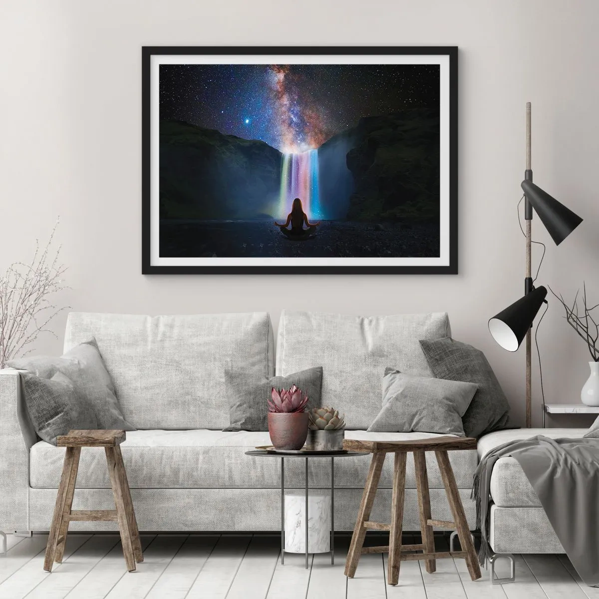 Plakat w czarnej ramie - Medytacja przed wodospadem wśród gwiazd - 70x50cm - Absolutna harmonia - Nowoczesna dekoracja ścienna do salonu i sypialni ARTTOR