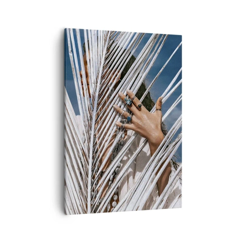 Obraz na płótnie - Ręka kobiety ozdobiona biżuterią wystająca zza białych liści palmy - 50x70cm - Dziewczyna szamana? - Nowoczesna dekoracja ścienna do salonu, kuchni i sypialni ARTTOR