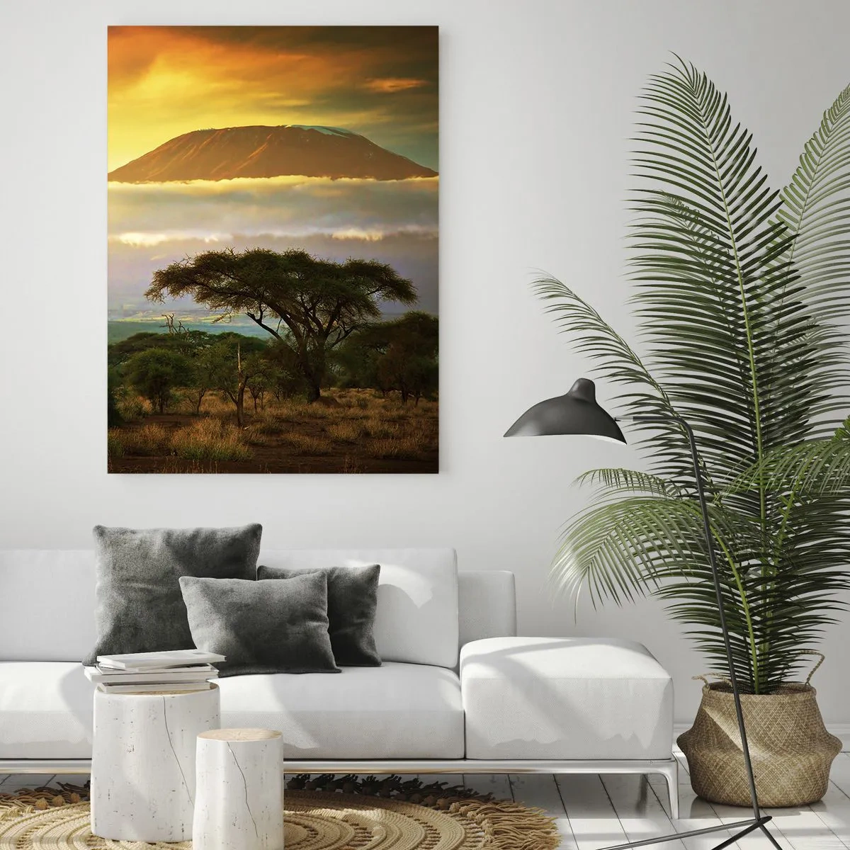 Obraz na szkle - Góra Kilimandżaro otoczona chmurami na tle afrykańskiej sawanny - 50x70cm - Sen podróżnika - Nowoczesna dekoracja ścienna do salonu, kuchni i sypialni ARTTOR