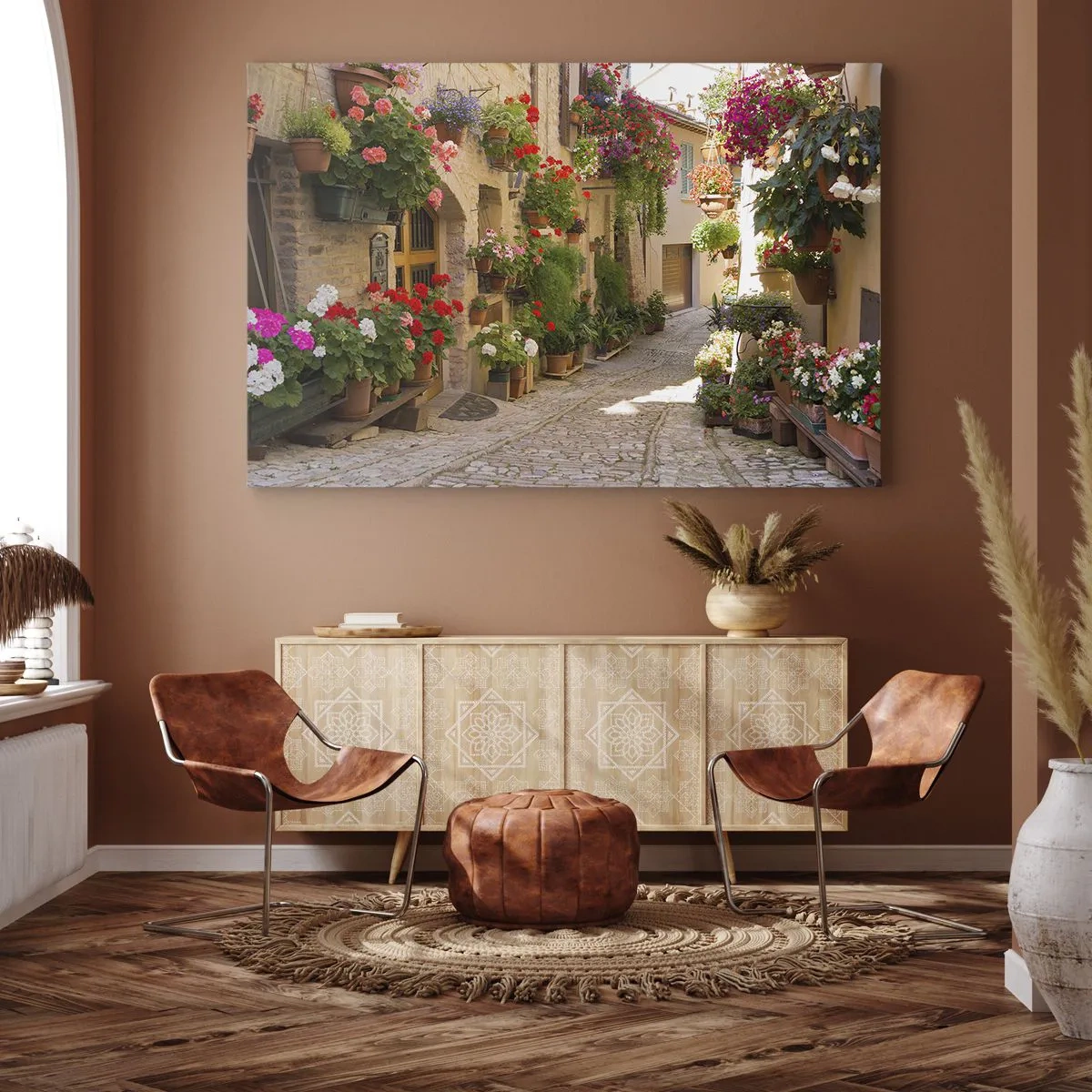 Obraz na płótnie - Uliczka z kwiatami w donicach i kamiennymi ścianami - 70x50cm - W kwiatów powodzi - Nowoczesna dekoracja ścienna do salonu i sypialni ARTTOR