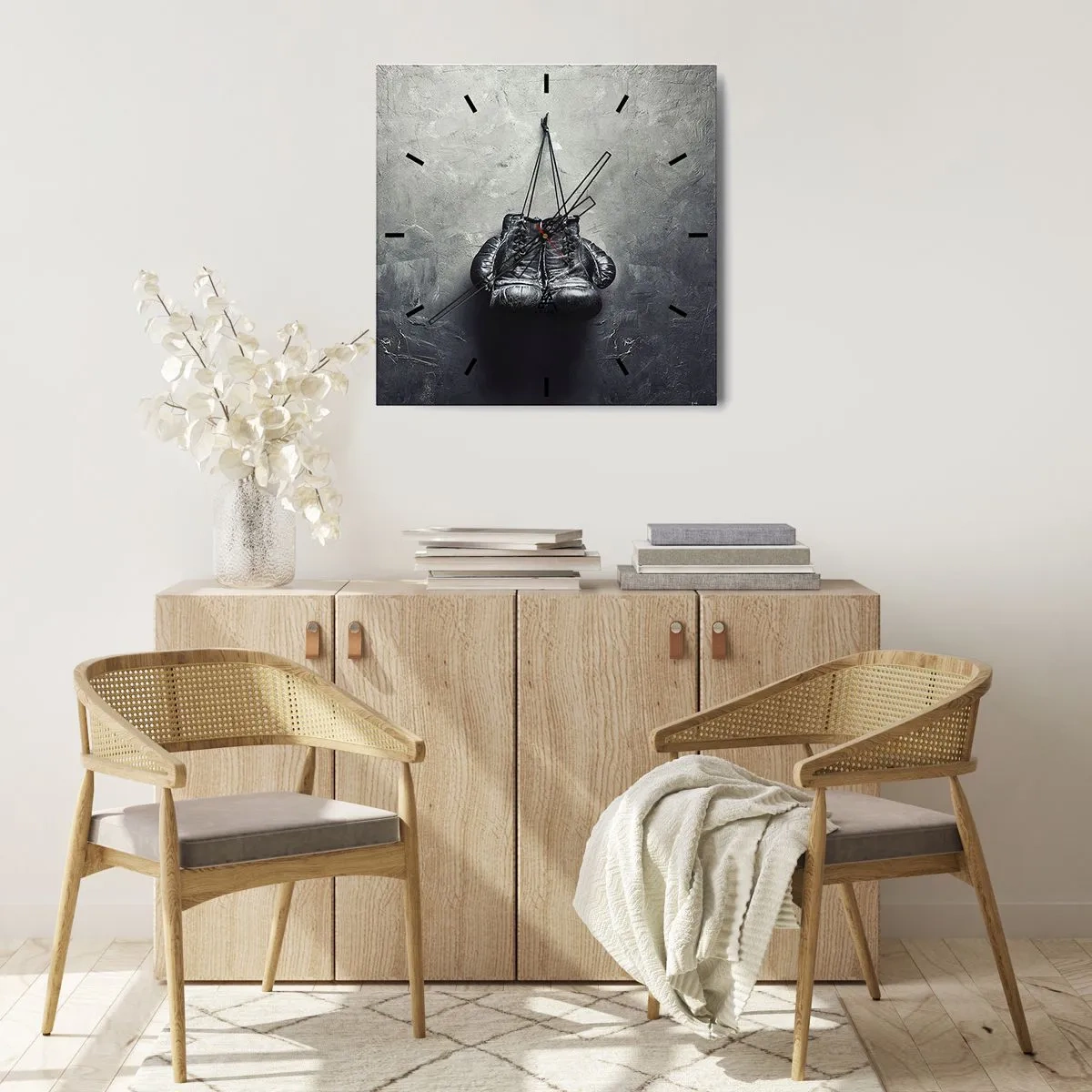 Zegar ścienny - Stare rękawice bokserskie na tle ściany - 30x30cm - Czas walki i czas pokoju - Nowoczesna dekoracja ścienna do salonu i sypialni ARTTOR