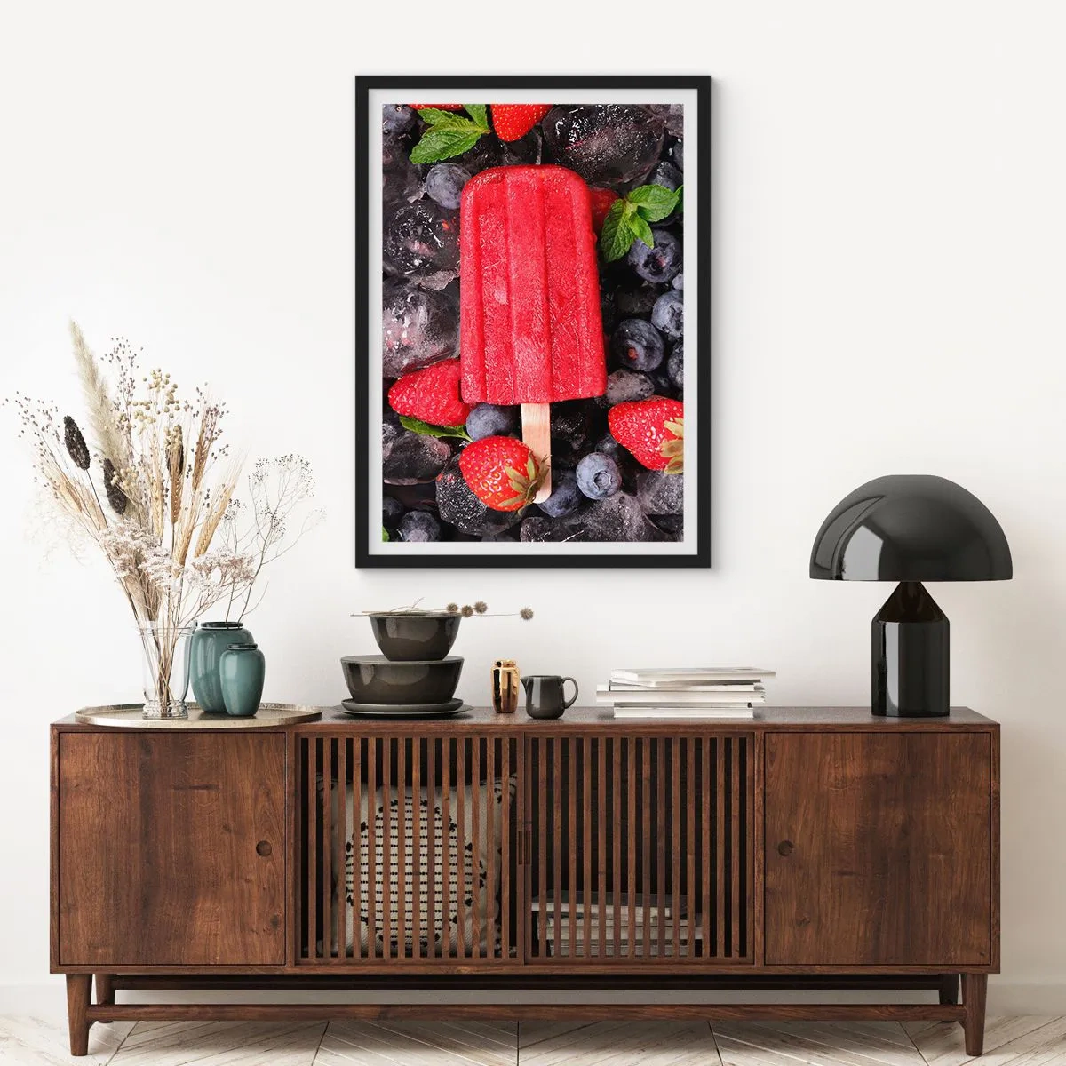 Plakat w czarnej ramie - Czerwony lodowy sorbet na patyku otoczony truskawkami i jagodami - 50x70cm - Smak gorącego lata - Nowoczesna dekoracja ścienna do salonu i sypialni ARTTOR