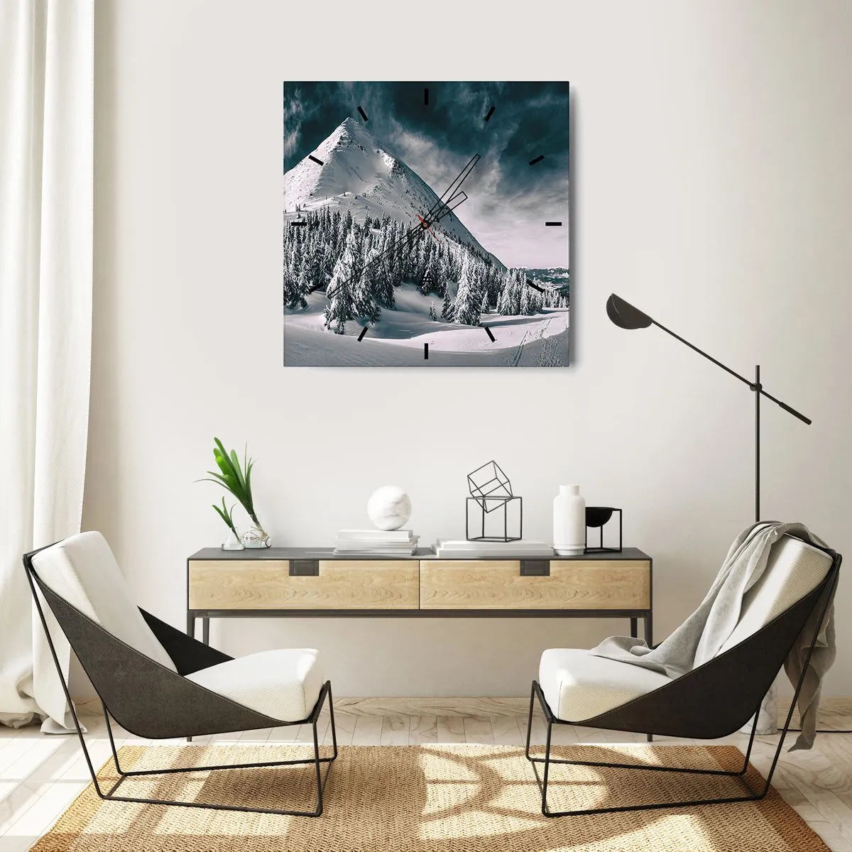 Zegar ścienny - Ośnieżony szczyt górski otoczony zimowym lasem - 30x30cm - Kraina śniegu i lodu - Nowoczesna dekoracja ścienna do salonu i sypialni ARTTOR