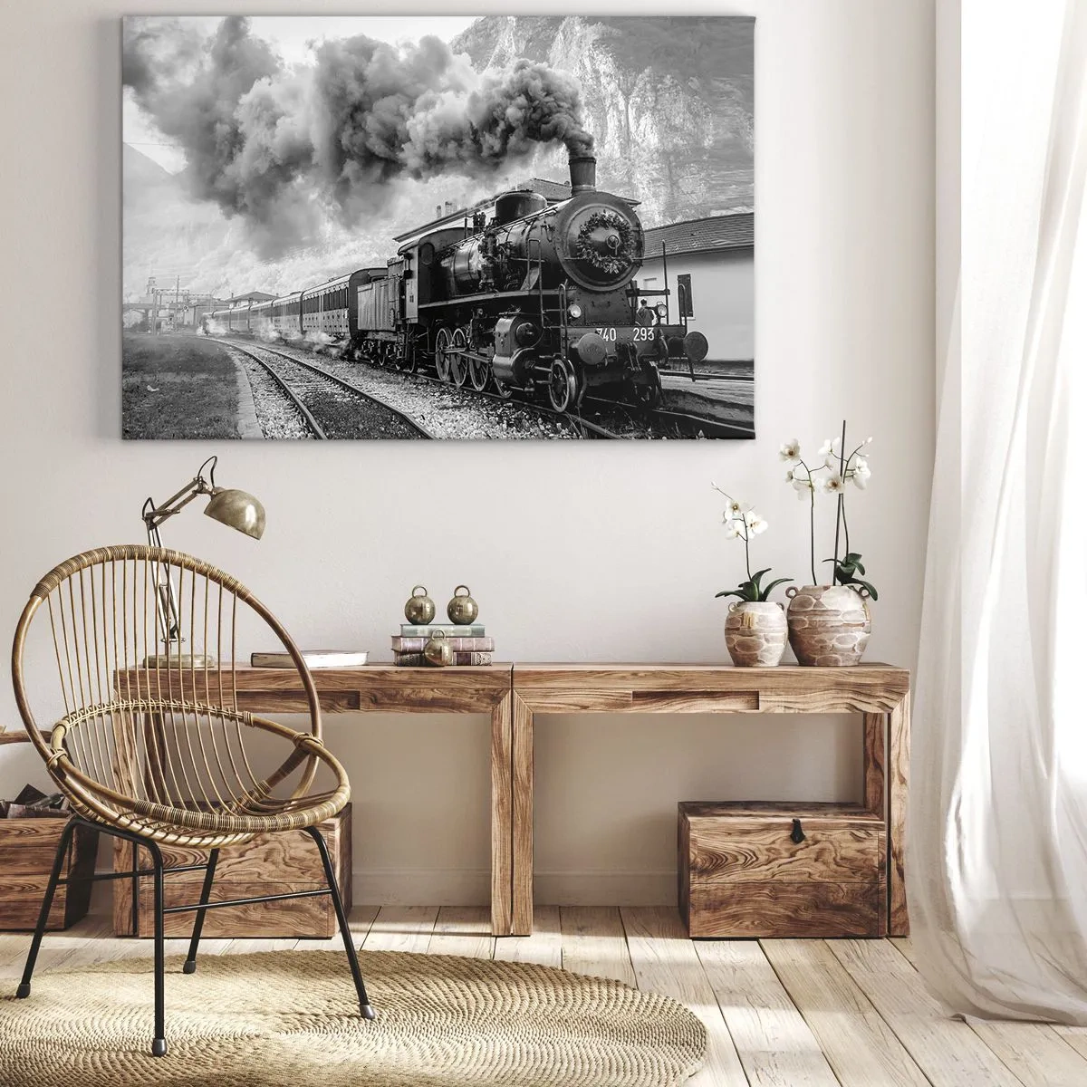 Obraz na płótnie - Czarno-biała lokomotywa parowa na tle górskiego krajobrazu - 70x50cm - Stoi na stacji… - Nowoczesna dekoracja ścienna do salonu i sypialni ARTTOR