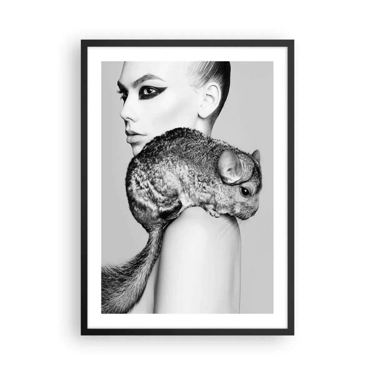 Plakat w czarnej ramie - Kobieta z szynszylą w artystycznym ujęciu czarno-białym - 50x70cm - Dama z szynszylą - Nowoczesna dekoracja ścienna do salonu i sypialni ARTTOR