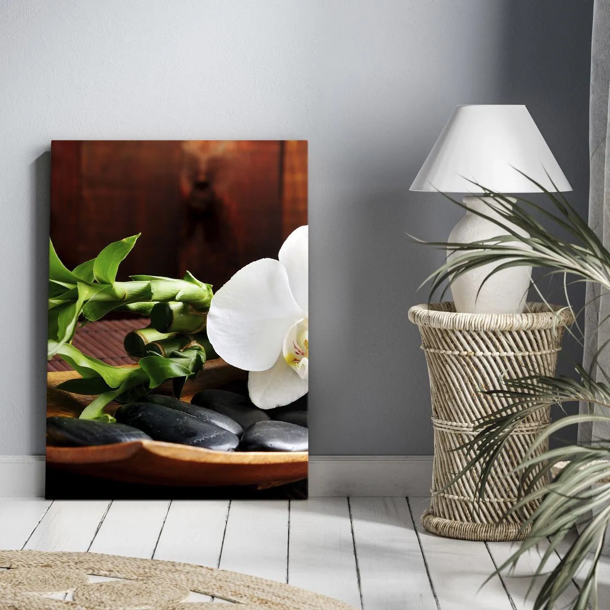 Obraz na płótnie - Bambus i biała orchidea na tle drewna - 50x70cm - Poddaj się dotykowi natury - Nowoczesna dekoracja ścienna do salonu, kuchni i sypialni ARTTOR