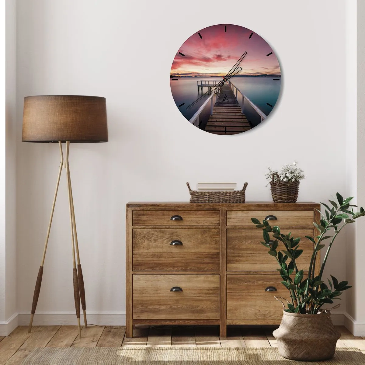 Zegar ścienny - Pomost nad spokojnym jeziorem o zachodzie słońca - 30x30cm - Łagodny płomień wieczoru - Nowoczesna dekoracja ścienna do salonu, kuchni i sypialni ARTTOR