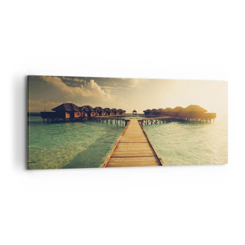 Obraz na płótnie - Drewniany pomost prowadzący do domków na wodzie oświetlonych promieniami słońca - 120x50cm - Gorące zaproszenie - Nowoczesna dekoracja ścienna do salonu i sypialni ARTTOR