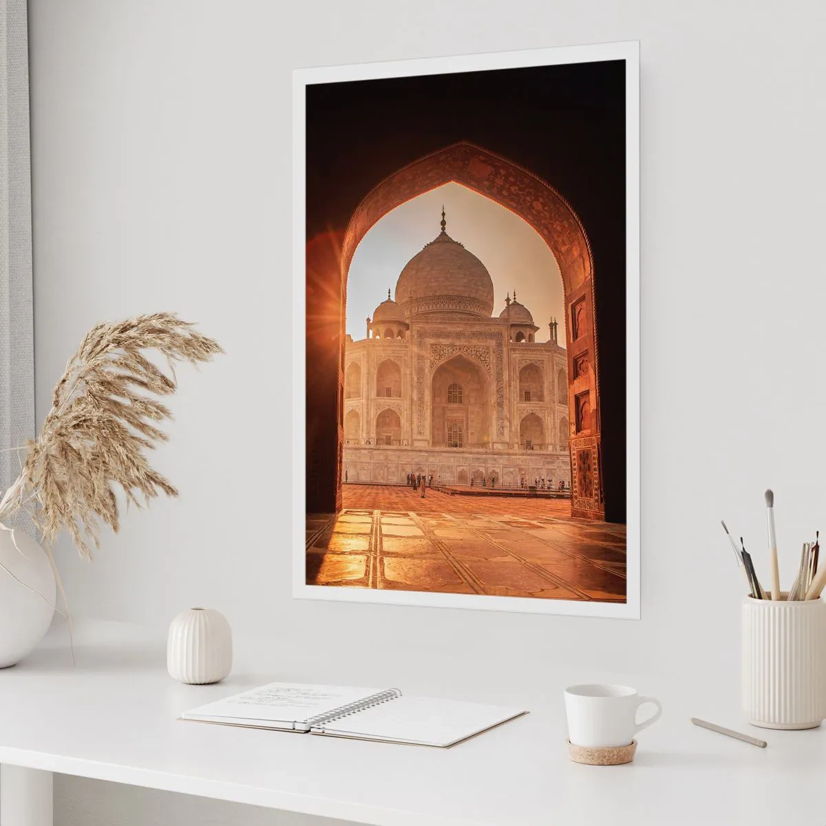 Plakat - Monumentalna budowla widziana przez ozdobny łuk o zachodzie słońca - 50x70cm - Pomnik nieziemskiej miłości - Nowoczesna dekoracja ścienna do salonu, kuchni i sypialni ARTTOR