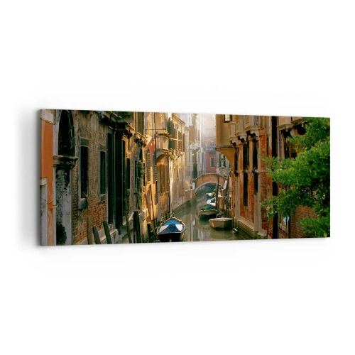 Obraz na płótnie - Malowniczy kanał w Wenecji z łodziami i mostem - 120x50cm - W weneckim zaułku - Nowoczesna dekoracja ścienna do salonu i sypialni ARTTOR