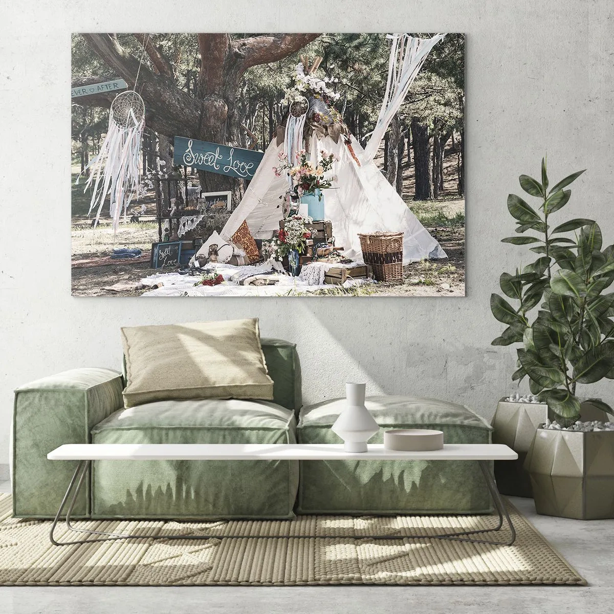 Obraz na szkle - Boho dekoracja plenerowa z tipi i kwiatami w lesie - 70x50cm - Make love… - Nowoczesna dekoracja ścienna do salonu i sypialni ARTTOR