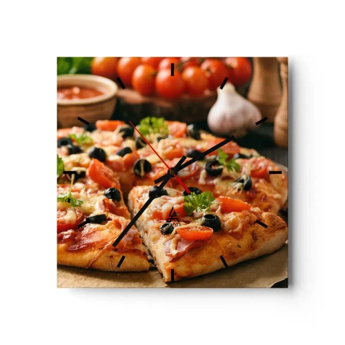 Zegar ścienny - Pizza z pomidorami, oliwkami i świeżymi ziołami na stole - 30x30cm - Znów ci się upiekło - Nowoczesna dekoracja ścienna do salonu i sypialni ARTTOR