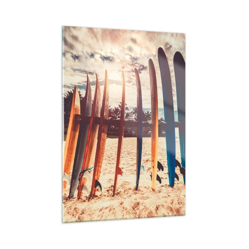 Obraz na szkle - Kolorowe deski surfingowe ustawione na plaży o zachodzie słońca - 50x70cm - Dobranoc, do jutra - Nowoczesna dekoracja ścienna do salonu, kuchni i sypialni ARTTOR