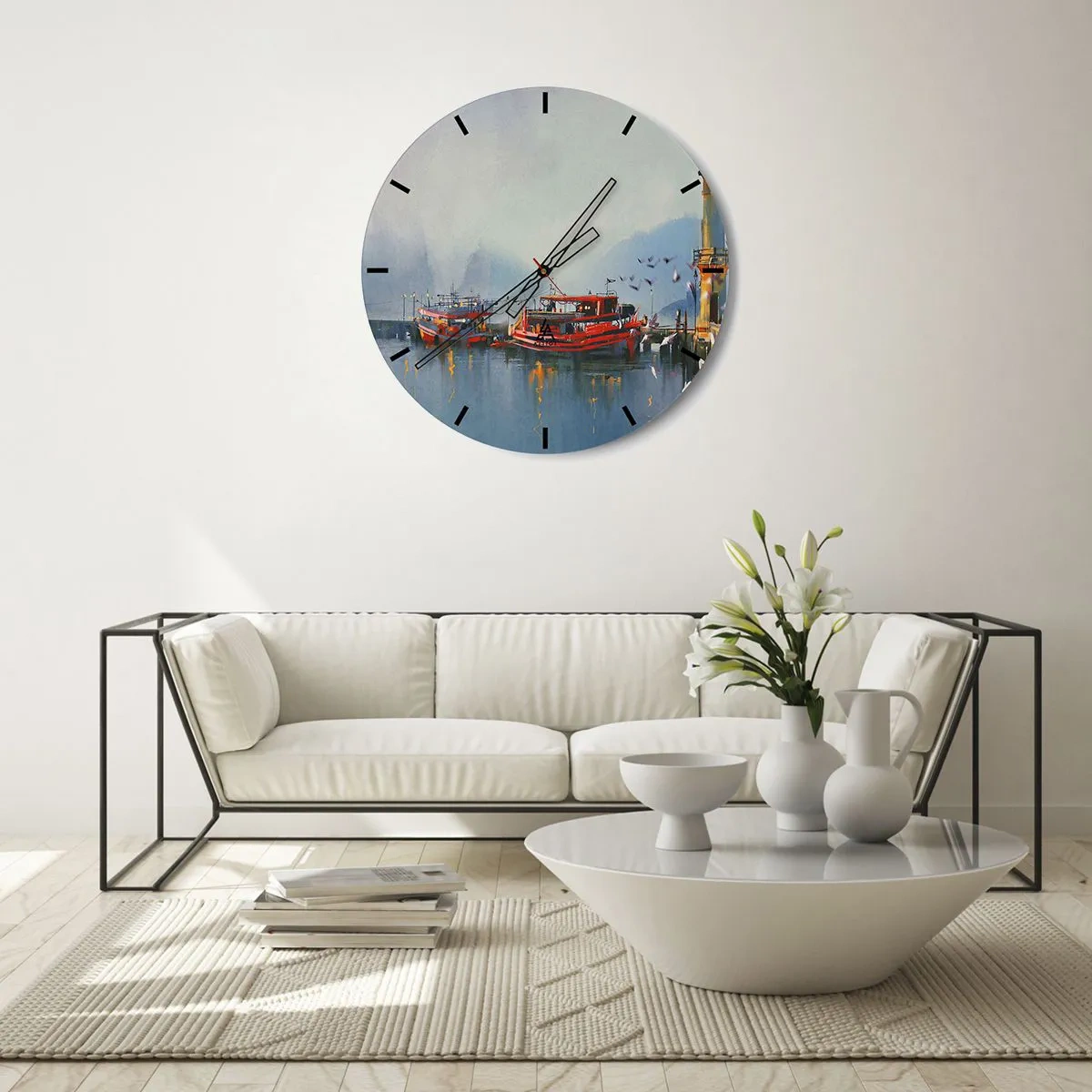 Zegar ścienny - Port z czerwonymi łodziami na spokojnej wodzie o poranku - 30x30cm - Na końcu świata - Nowoczesna dekoracja ścienna do salonu, kuchni i sypialni ARTTOR