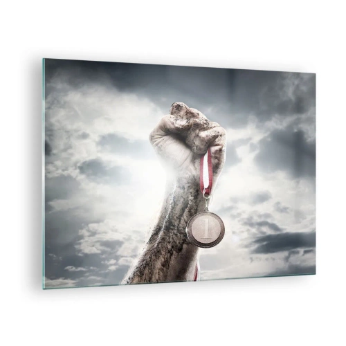 Obraz na szkle - Ręka trzymająca medal na tle chmur - 70x50cm - Per aspera ad astra - Nowoczesna dekoracja ścienna do salonu i sypialni ARTTOR