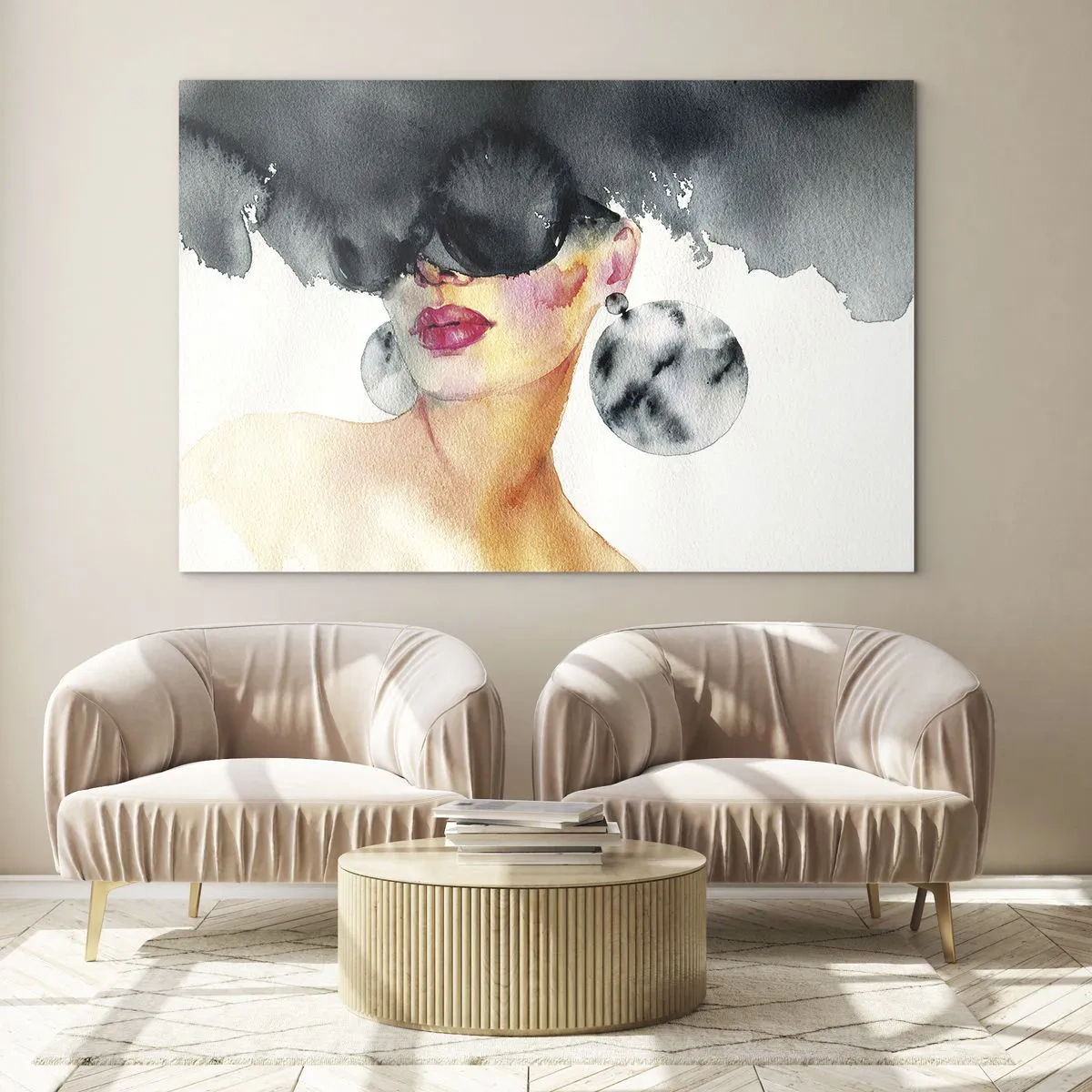 Obraz na szkle - Portret kobiety w dużych kolczykach i czarnej plamie nad głową - 120x80cm - Tajemnica elegancji - Nowoczesna dekoracja ścienna do salonu, kuchni i sypialni ARTTOR