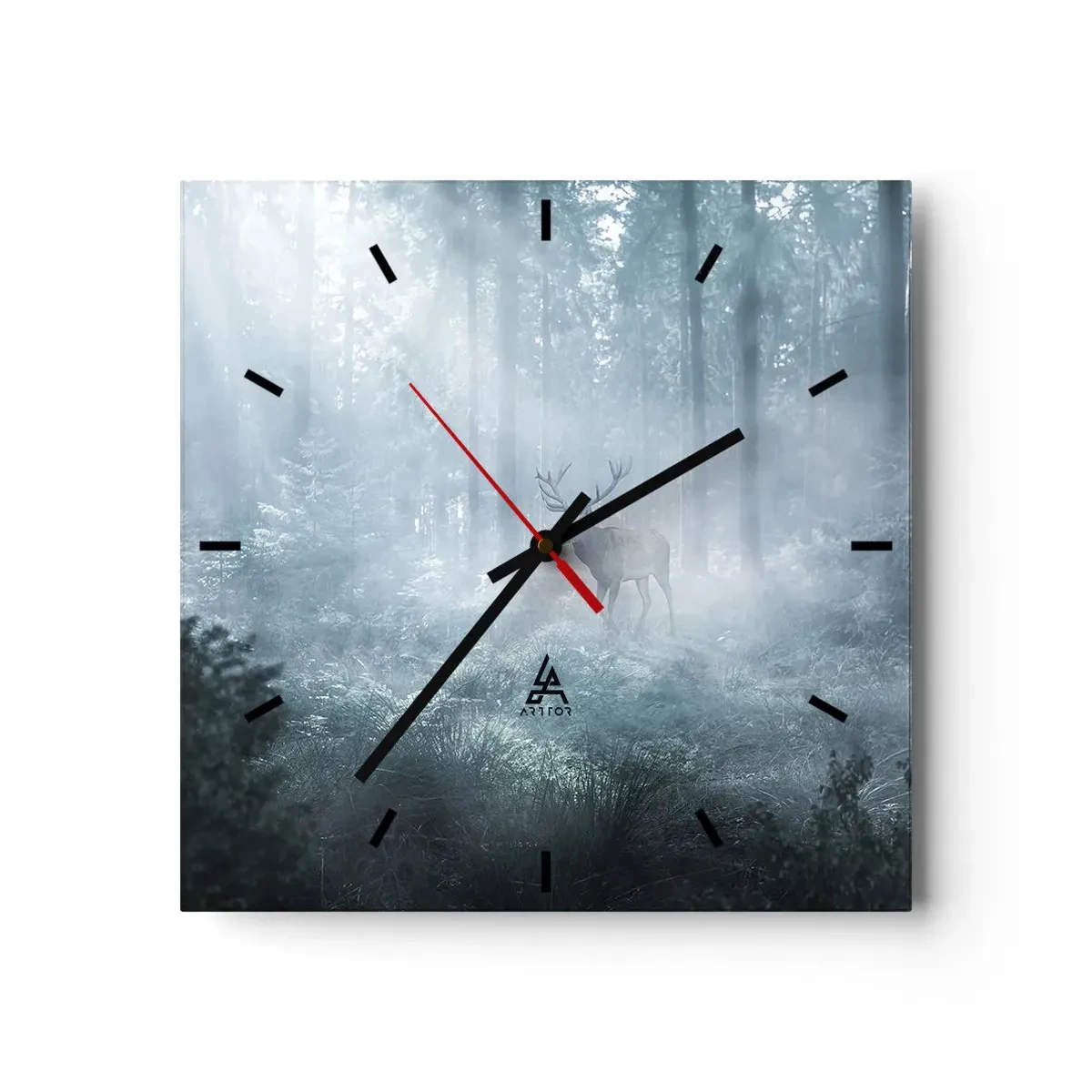 Zegar ścienny - Jeleń w gęstym lesie spowitym poranną mgłą - 30x30cm - Poranny obchód włości - Nowoczesna dekoracja ścienna do salonu i sypialni ARTTOR