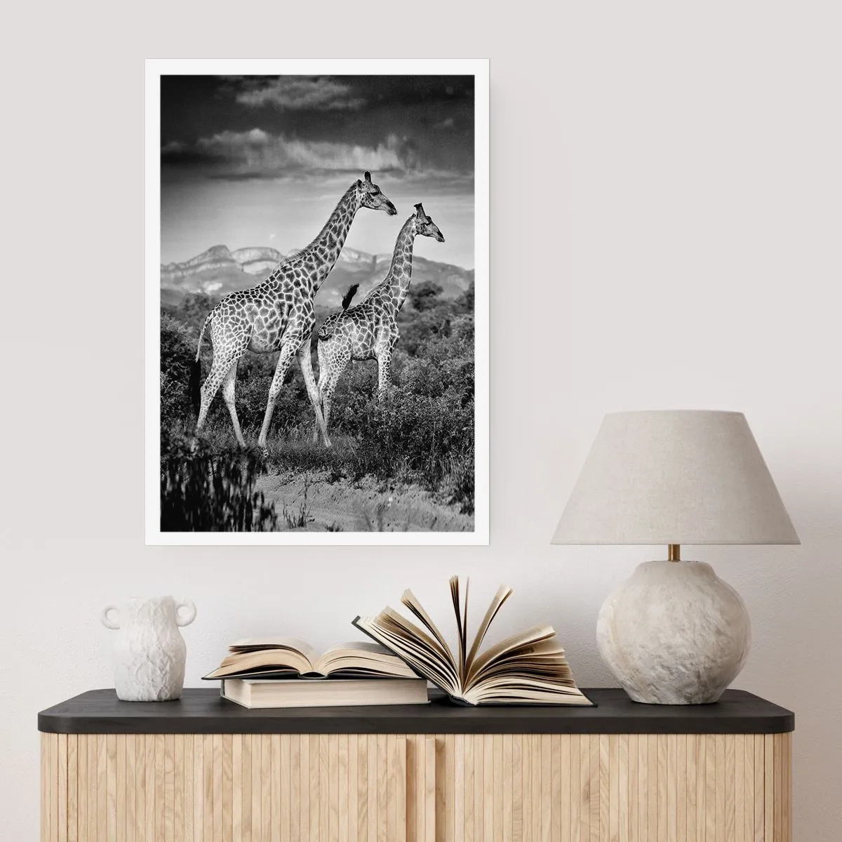 Plakat - Czarno-biały portret żyraf na tle afrykańskiego krajobrazu - 50x70cm - Wyższe sfery w Afryce - Nowoczesna dekoracja ścienna do salonu, kuchni i sypialni ARTTOR