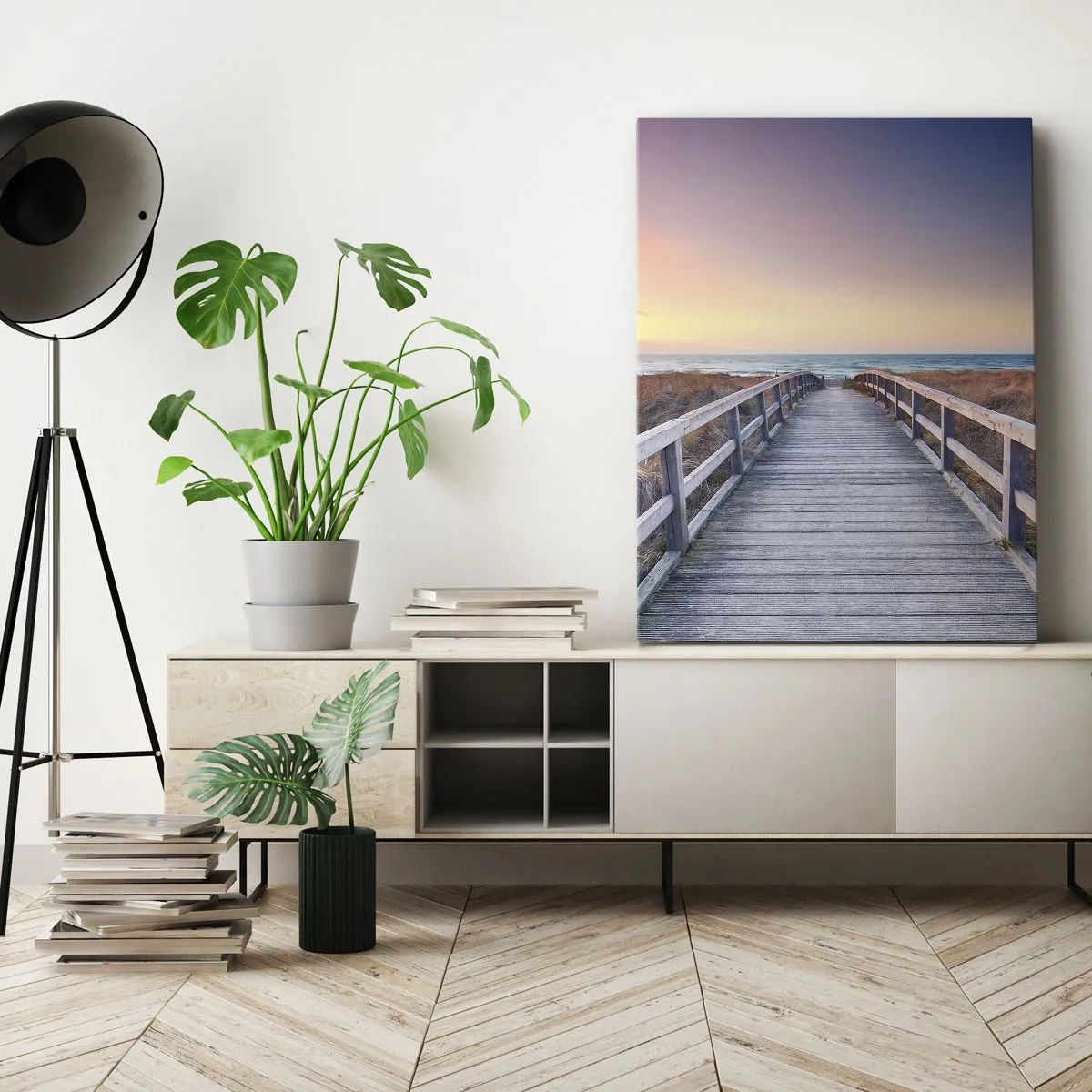Obraz na płótnie - Drewniany pomost prowadzący na plażę o zachodzie słońca - 50x70cm - Bałtycka wieczorna zorza - Nowoczesna dekoracja ścienna do salonu, kuchni i sypialni ARTTOR