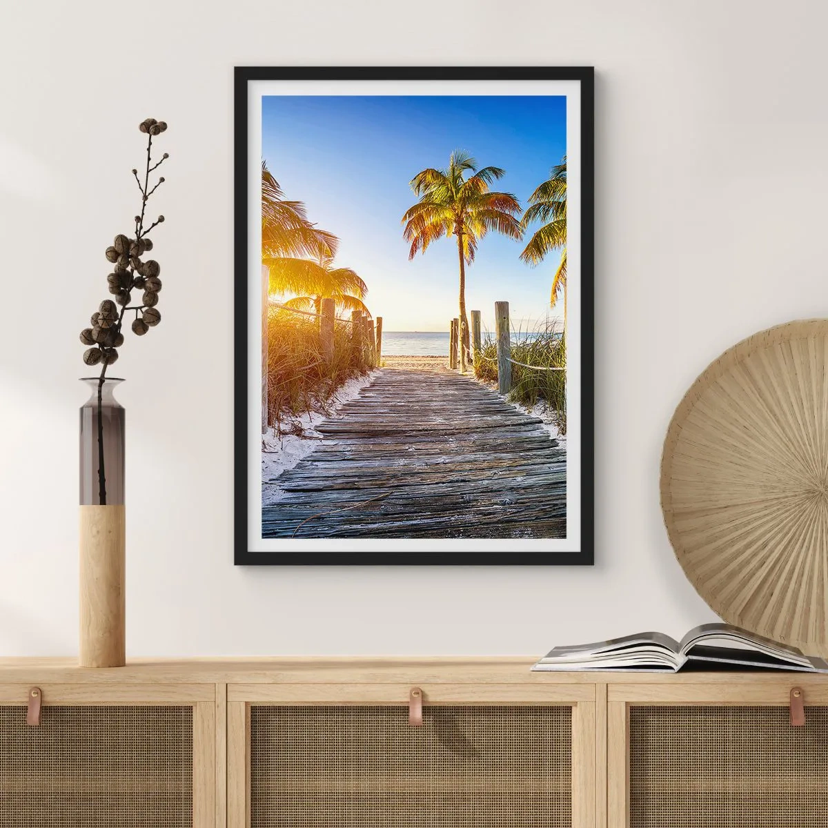 Plakat w czarnej ramie - Drewniana ścieżka na plażę z palmami w świetle słońca - 50x70cm - Prosto do raju - Nowoczesna dekoracja ścienna do salonu i sypialni ARTTOR