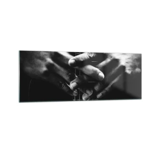 Obraz na szkle - Dłonie splecione na gitarze w monochromatycznej tonacji - 140x50cm - Modlitwa artysty - Nowoczesna dekoracja ścienna do salonu i sypialni ARTTOR