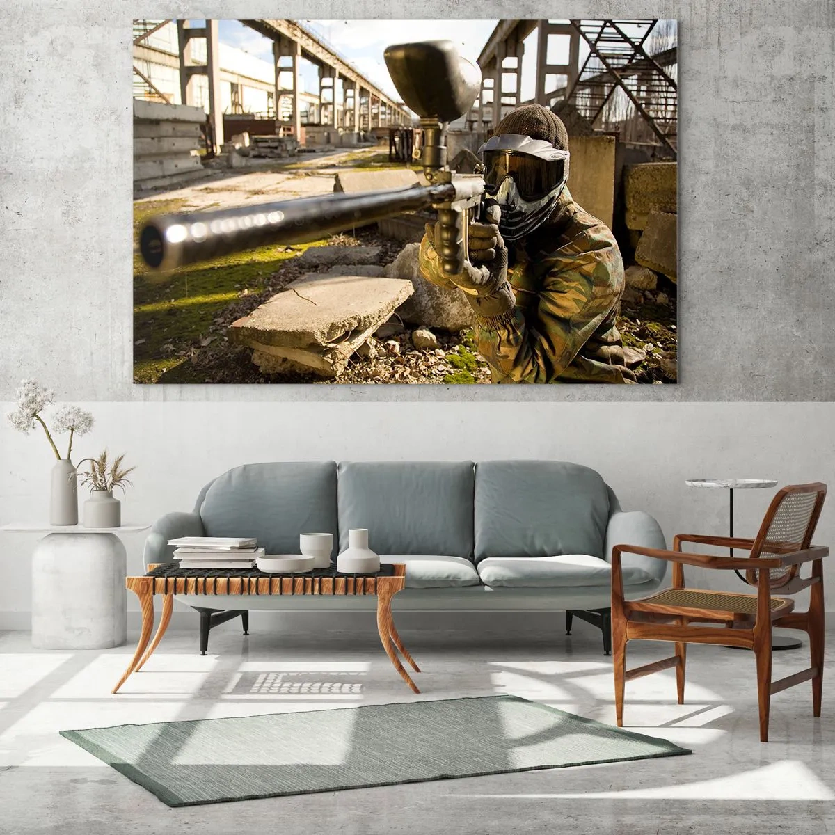 Obraz na szkle - Zawodnik paintballa w akcji w industrialnym otoczeniu - 120x80cm - I ty możesz zostać bohaterem - Nowoczesna dekoracja ścienna do salonu, kuchni i sypialni ARTTOR