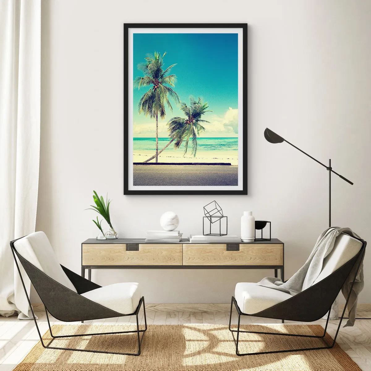 Plakat w czarnej ramie - Dwie palmy przy plaży z błękitnym niebem - 50x70cm - Wakacje czas zacząć - Nowoczesna dekoracja ścienna do salonu i sypialni ARTTOR