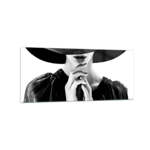 Obraz na szkle - Stylowa kobieta w dużym kapeluszu w odcieniach czerni i bieli - 120x50cm - Skryte piękno - Nowoczesna dekoracja ścienna do salonu i sypialni ARTTOR