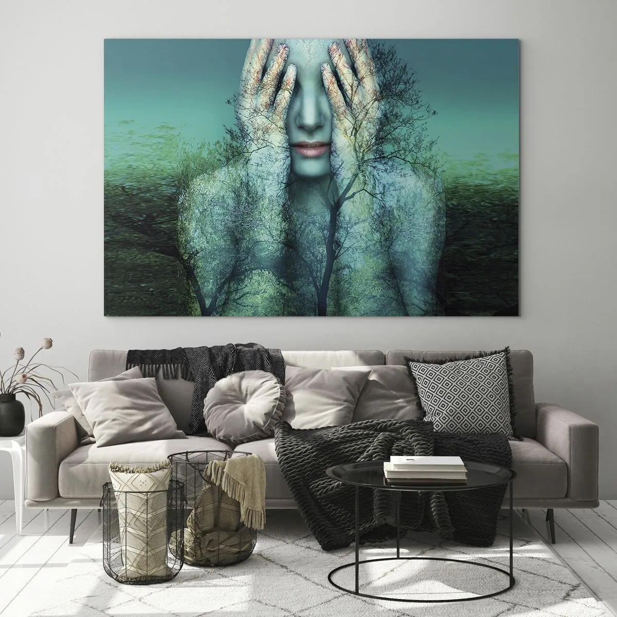 Obraz na szkle - Twarz kobiety z motywem drzew w surrealistycznej scenerii - 70x50cm - Zanurzona w błękicie - Nowoczesna dekoracja ścienna do salonu i sypialni ARTTOR
