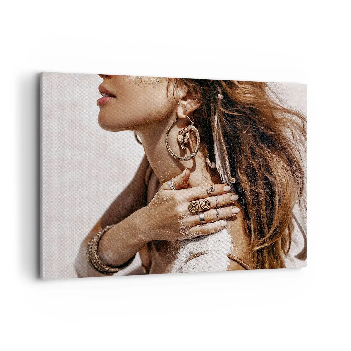Obraz na płótnie - Stylowa kobieta z biżuterią na tle jasnego piasku - 100x70cm - Królowa dzikiej plaży - Nowoczesna dekoracja ścienna do salonu, kuchni i sypialni ARTTOR