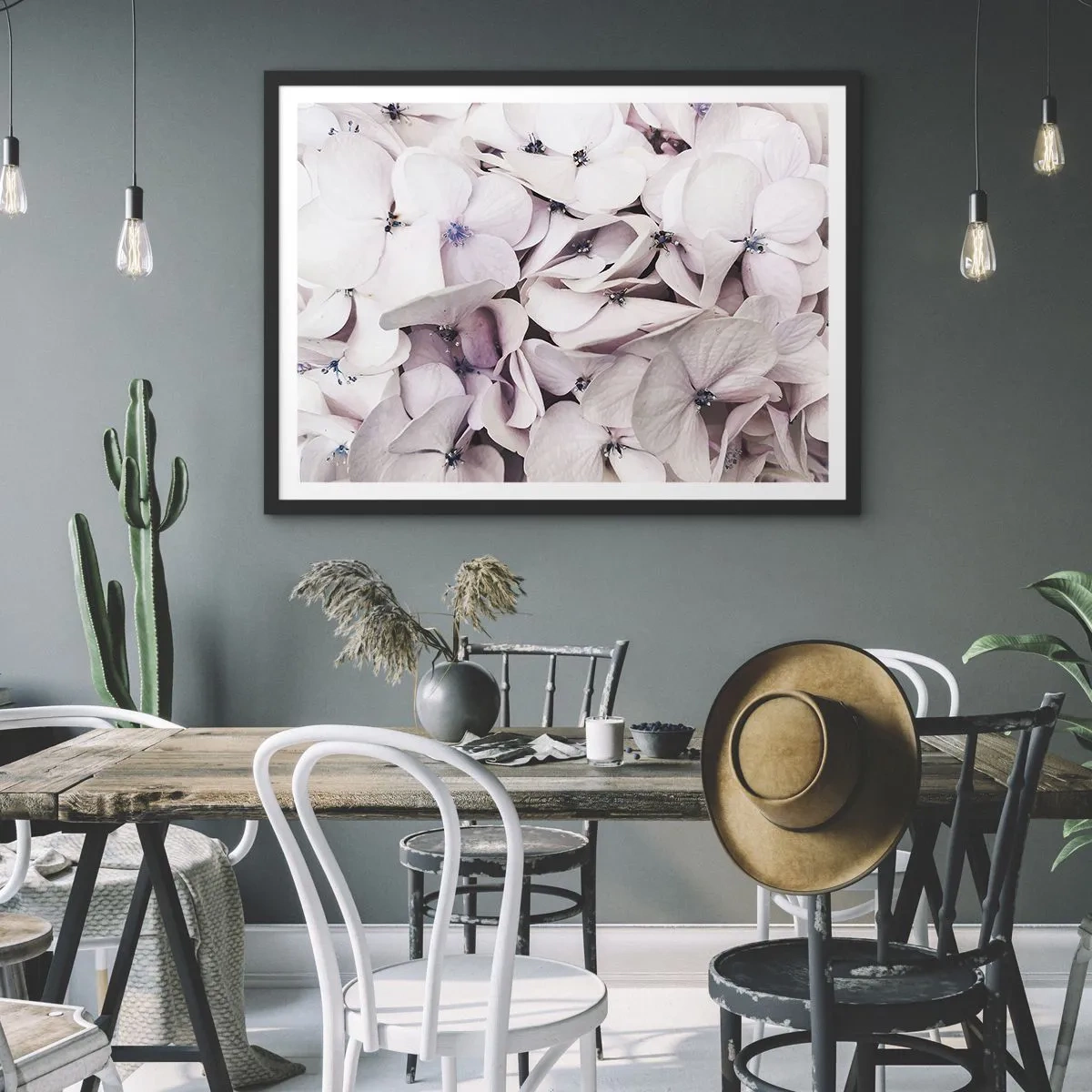 Plakat w czarnej ramie - Delikatne białe hortensje w pastelowej tonacji - 70x50cm - W powodzi kwiatów - Nowoczesna dekoracja ścienna do salonu i sypialni ARTTOR
