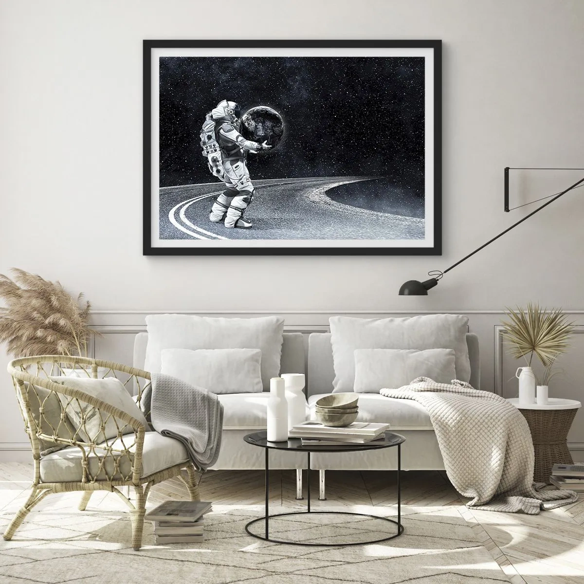 Plakat w czarnej ramie - Astronauta z Ziemią na tle gwiaździstego nieba - 70x50cm - Na Mlecznej Drodze - Nowoczesna dekoracja ścienna do salonu i sypialni ARTTOR
