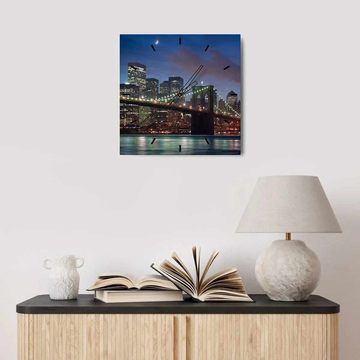 Zegar ścienny - Most w Nowym Jorku nocą z podświetlonymi budynkami - 30x30cm - Rozjarzona noc - Nowoczesna dekoracja ścienna do salonu i sypialni ARTTOR