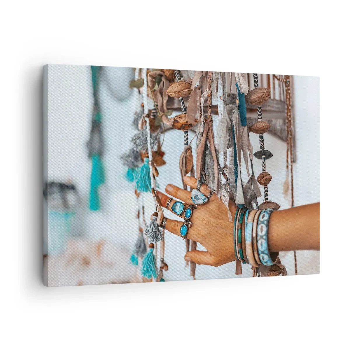 Obraz na płótnie - Ręka ozdobiona biżuterią w stylu boho z dekoracjami w tle - 70x50cm - Lokalne skarby - Nowoczesna dekoracja ścienna do salonu i sypialni ARTTOR