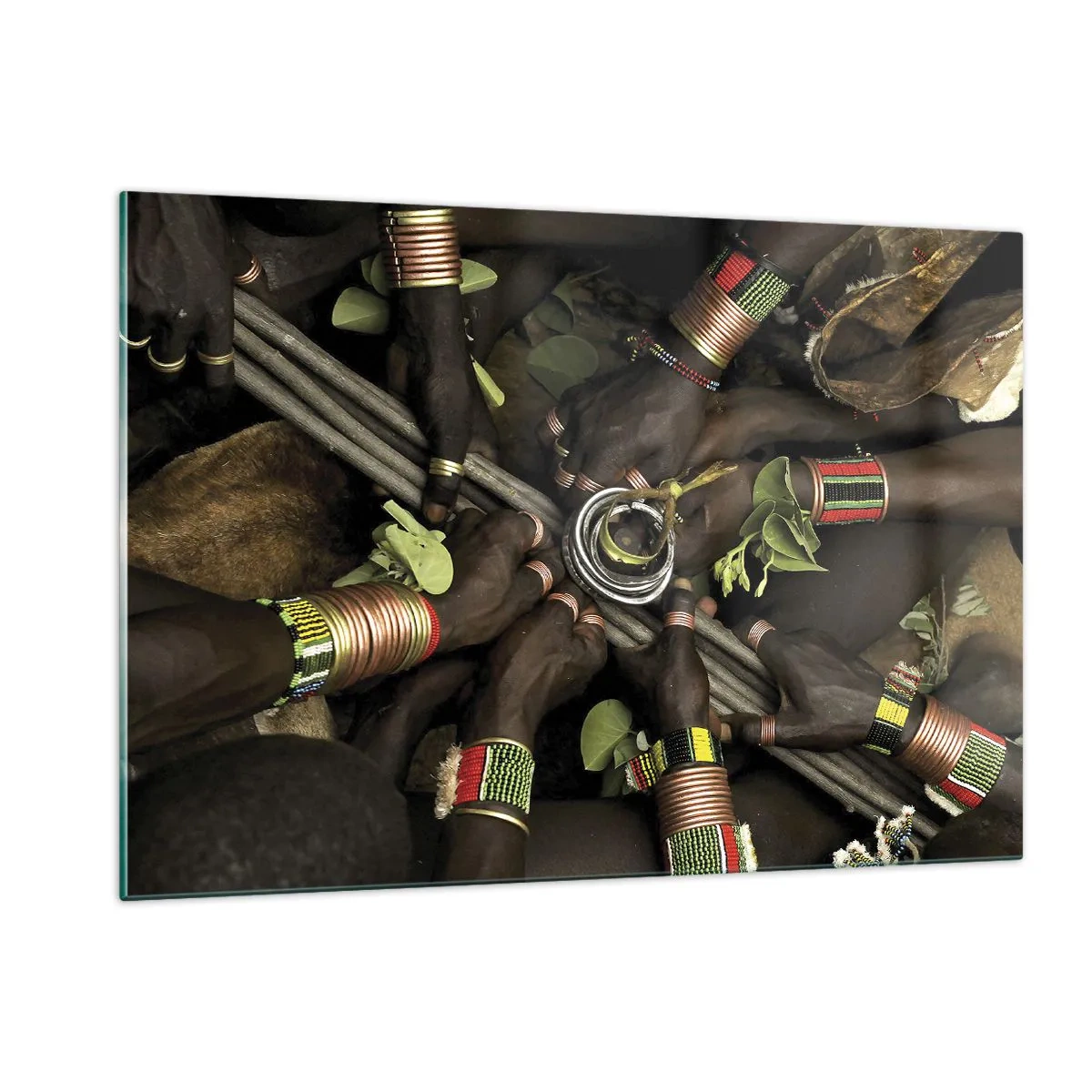 Obraz na szkle - Ręce z bransoletkami trzymające naczynie w rytualnym geście - 120x80cm - Jesteśmy razem - Nowoczesna dekoracja ścienna do salonu, kuchni i sypialni ARTTOR