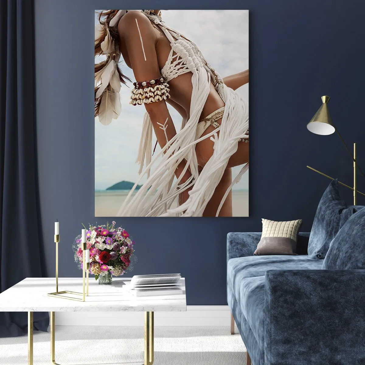 Obraz na szkle - Kobieta w etnicznym stroju z muszlami i kijem na plaży - 50x70cm - Kapłanka słońca - Nowoczesna dekoracja ścienna do salonu, kuchni i sypialni ARTTOR