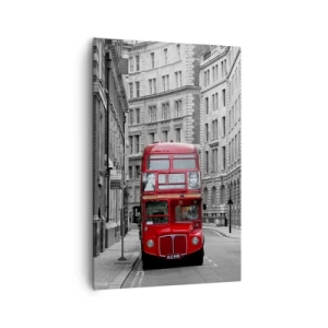 Obraz na płótnie - Czerwony autobus na tle czarno-białych budynków miejskich - 80x120cm - Codzienność nie musi być szara - Nowoczesna dekoracja ścienna do salonu i sypialni ARTTOR