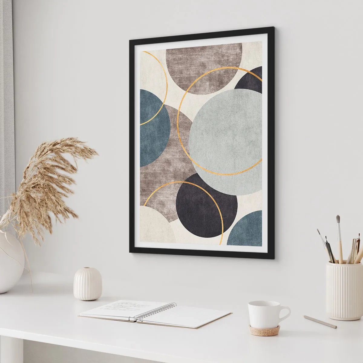Plakat w czarnej ramie - Abstrakcyjna kompozycja geometryczna z okręgami w odcieniach niebieskiego - 50x70cm - Koło za kołem - Nowoczesna dekoracja ścienna do salonu i sypialni ARTTOR